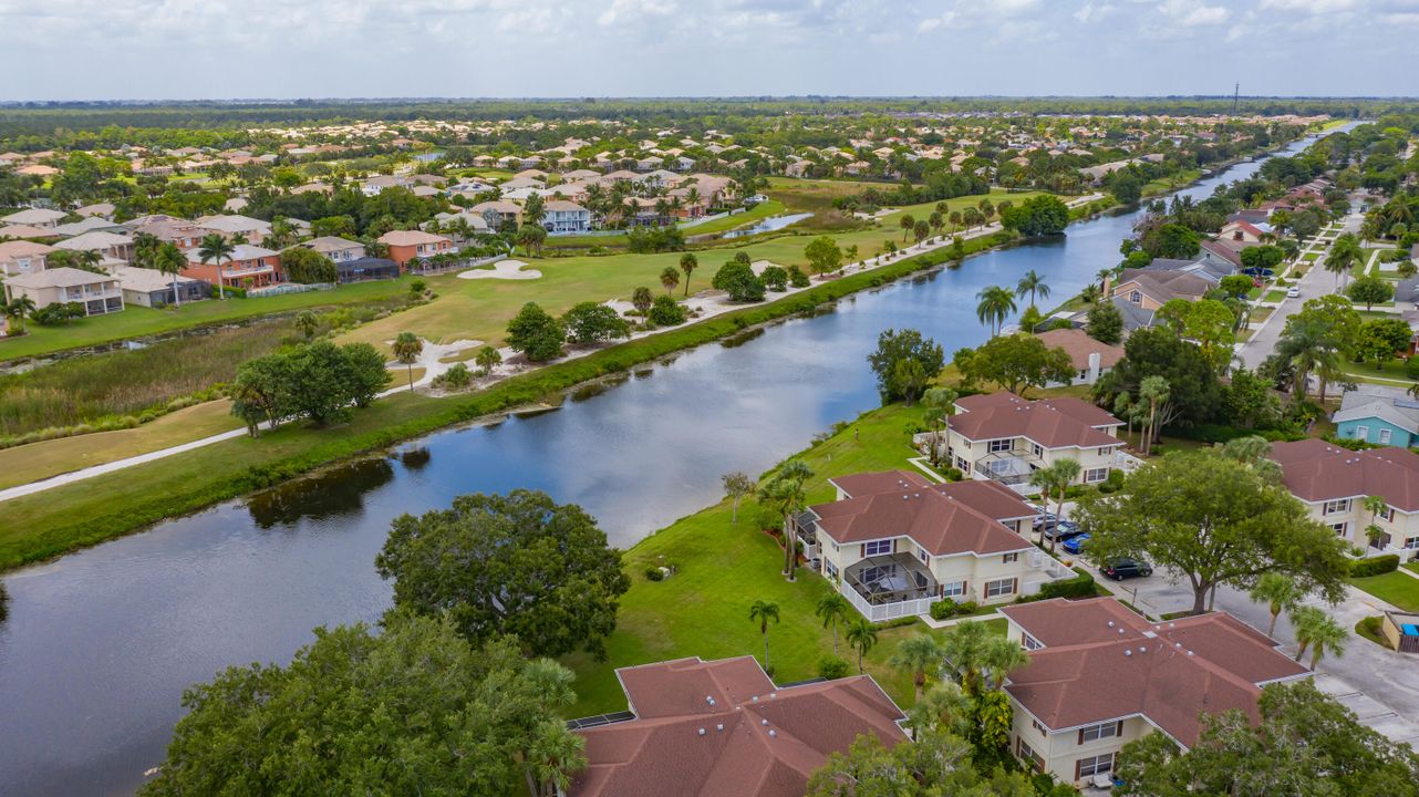 合同活跃: $299,900 (2 贝兹, 2 浴室, 1398 平方英尺)