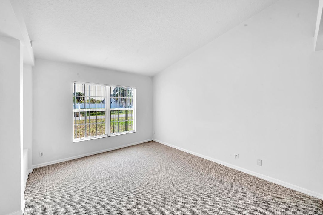 Под контрактом: $2,500 (3 спален, 2 ванн, 1986 Квадратных фут)