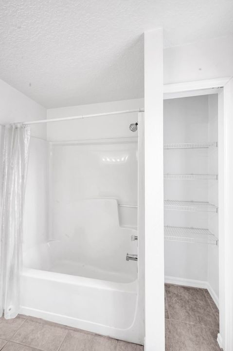 Под контрактом: $2,500 (3 спален, 2 ванн, 1986 Квадратных фут)