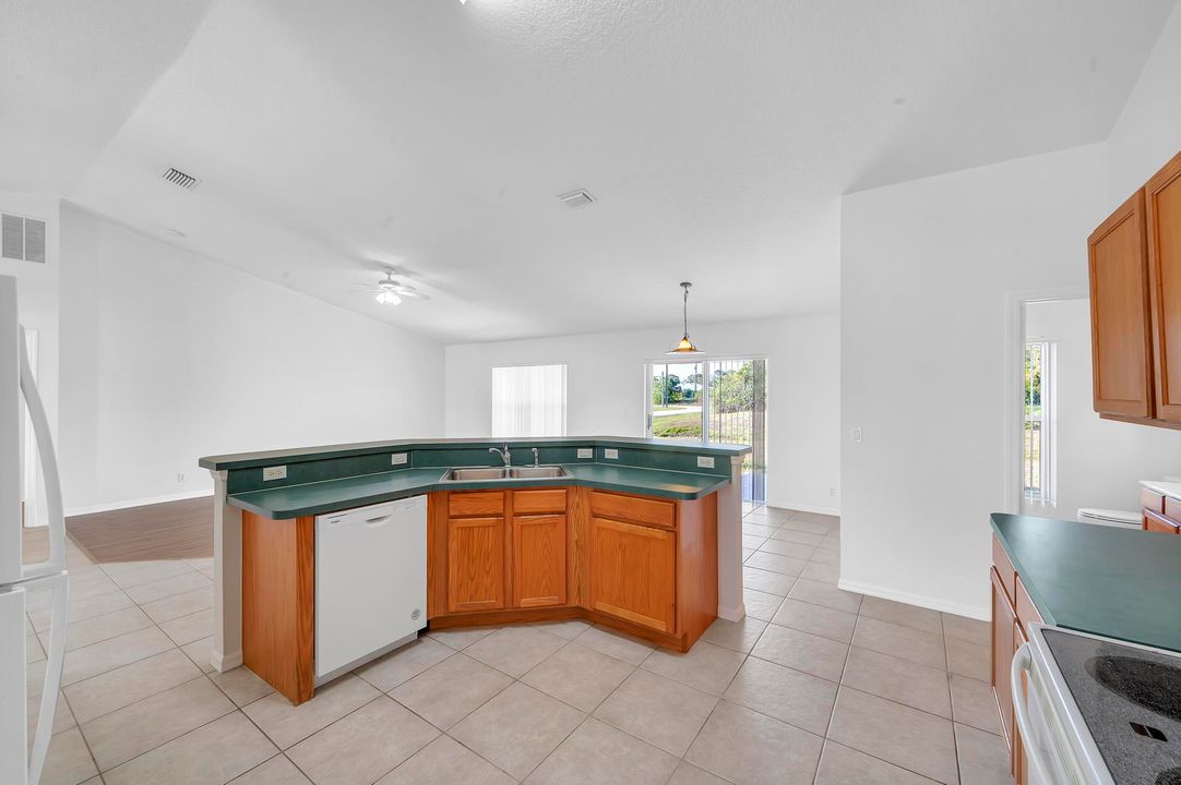 Под контрактом: $2,500 (3 спален, 2 ванн, 1986 Квадратных фут)