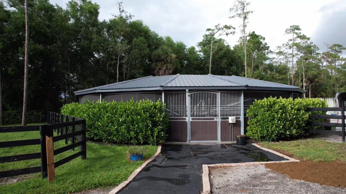 For Rent: $1,100 (3 beds, 2 baths, 1952 Square Feet)