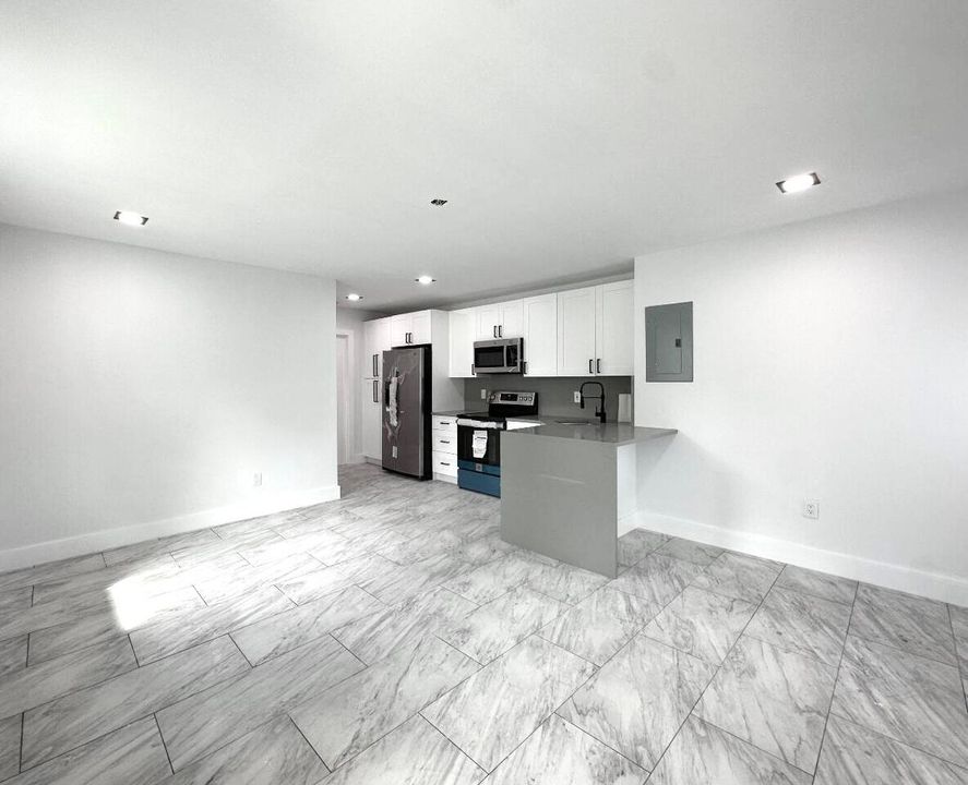 Recently Rented: $2,100 (2 beds, 2 baths, 800 Square Feet)