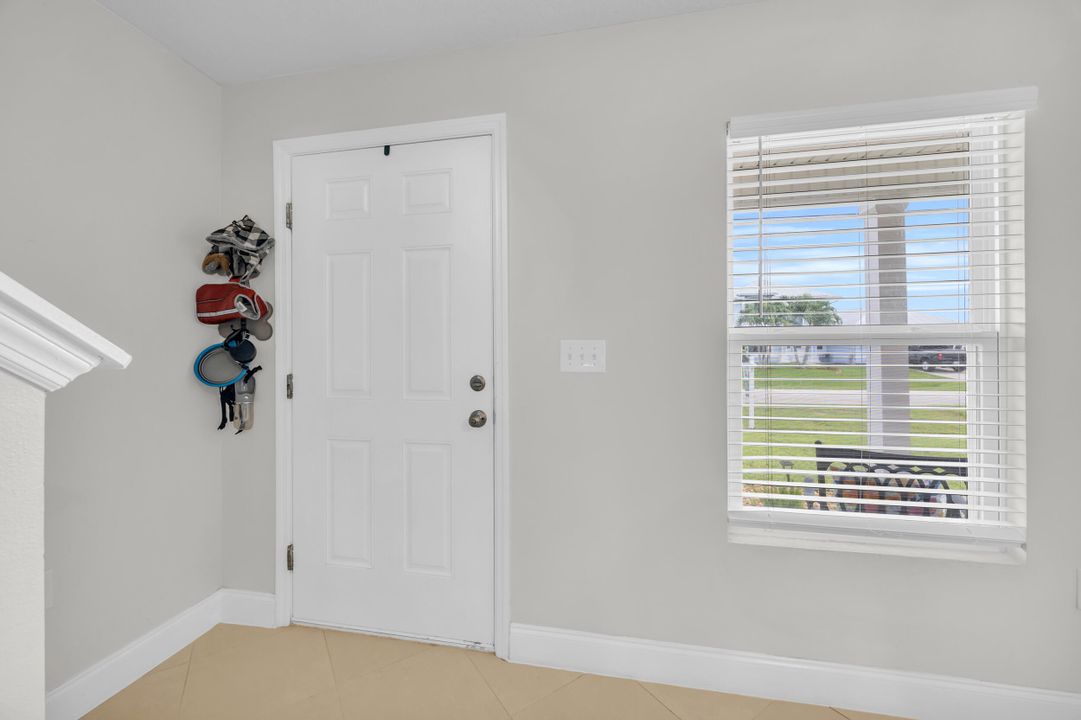 合同活跃: $374,900 (4 贝兹, 3 浴室, 1811 平方英尺)