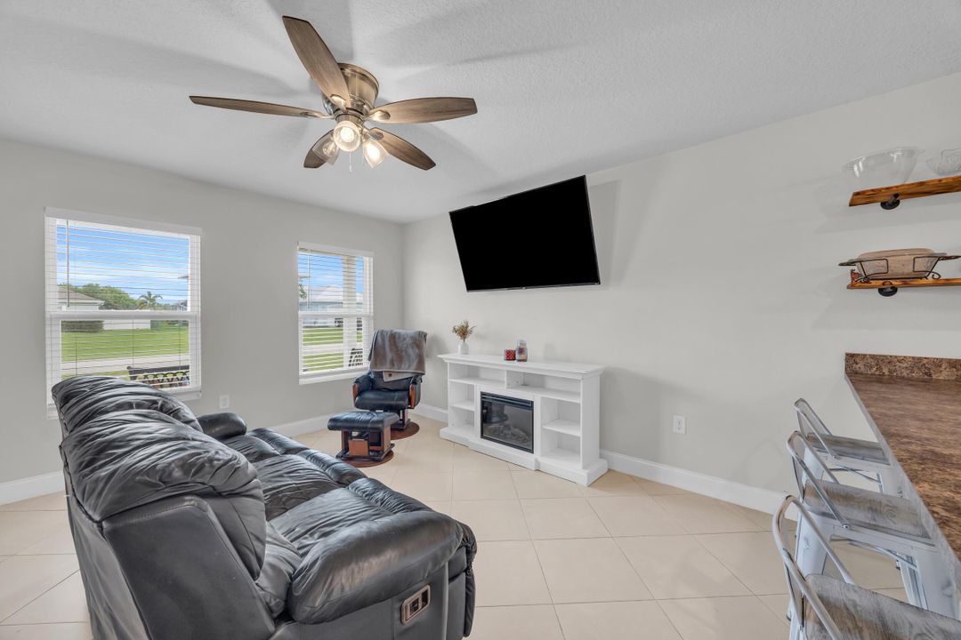 合同活跃: $374,900 (4 贝兹, 3 浴室, 1811 平方英尺)