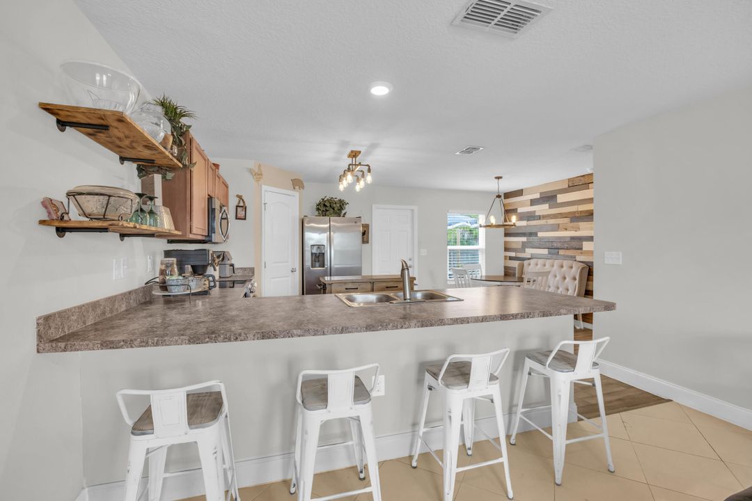 合同活跃: $374,900 (4 贝兹, 3 浴室, 1811 平方英尺)