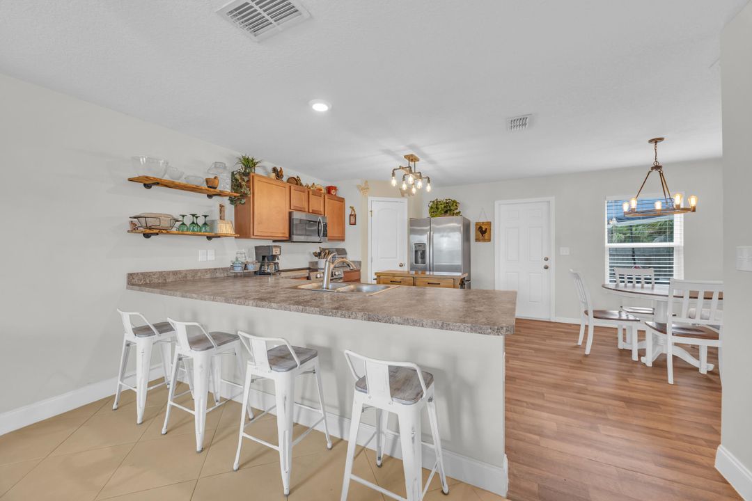 合同活跃: $374,900 (4 贝兹, 3 浴室, 1811 平方英尺)