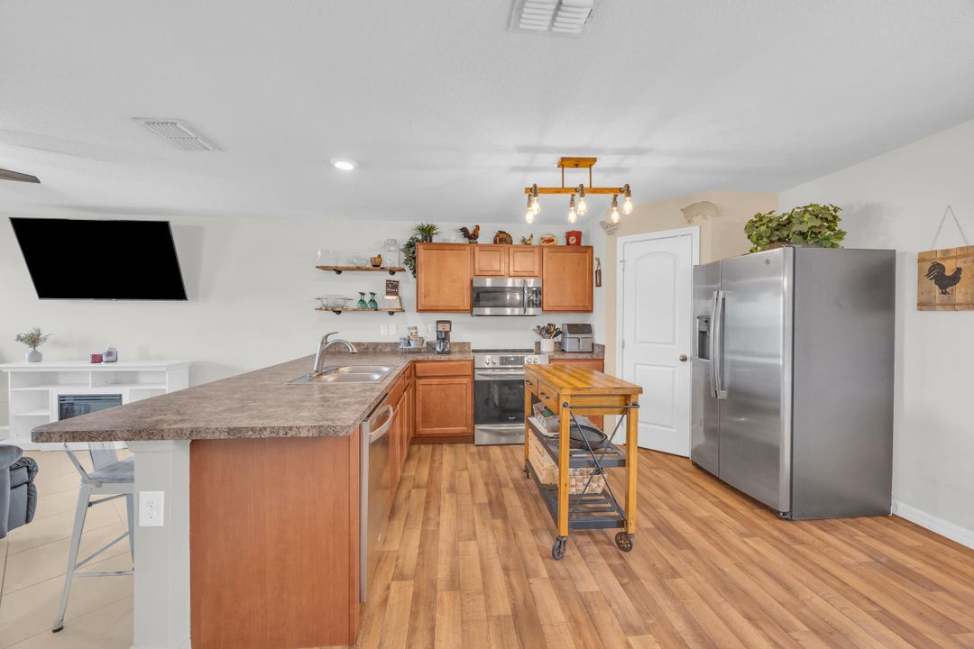 合同活跃: $374,900 (4 贝兹, 3 浴室, 1811 平方英尺)