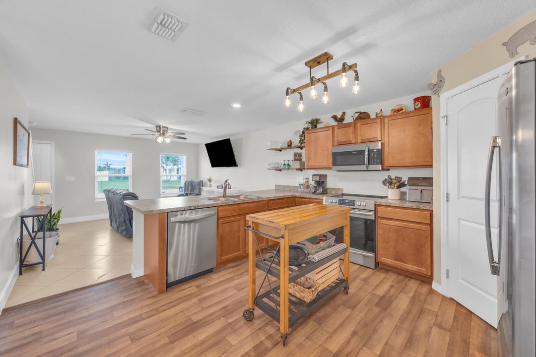 合同活跃: $374,900 (4 贝兹, 3 浴室, 1811 平方英尺)