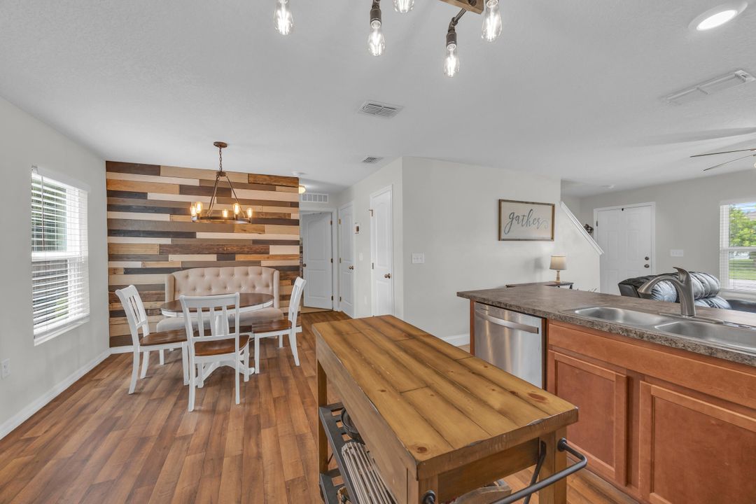 合同活跃: $374,900 (4 贝兹, 3 浴室, 1811 平方英尺)