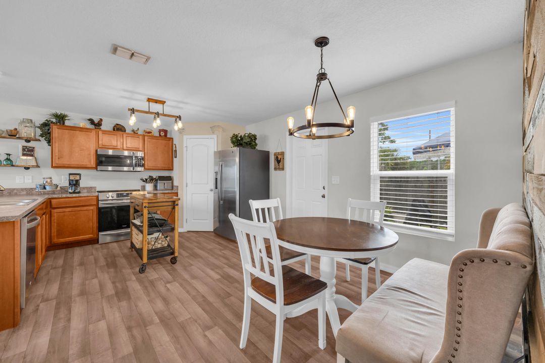 合同活跃: $374,900 (4 贝兹, 3 浴室, 1811 平方英尺)