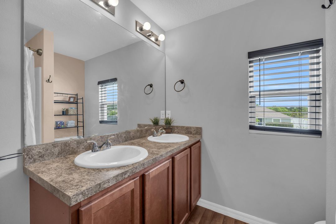 合同活跃: $374,900 (4 贝兹, 3 浴室, 1811 平方英尺)