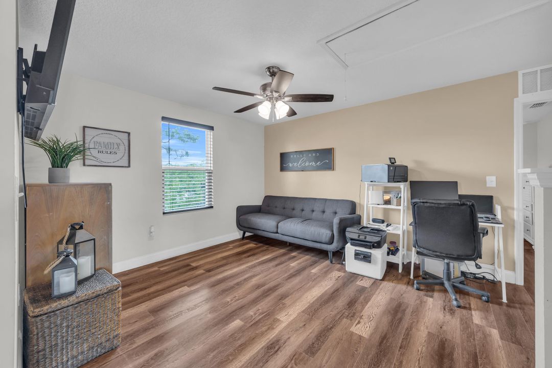 合同活跃: $374,900 (4 贝兹, 3 浴室, 1811 平方英尺)