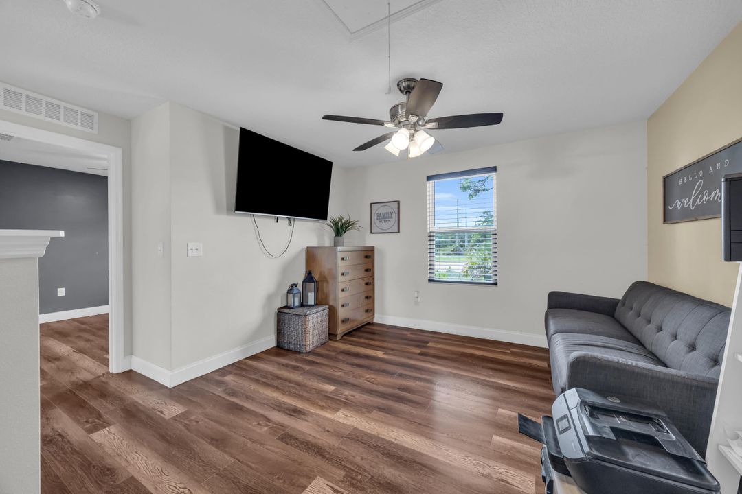 合同活跃: $374,900 (4 贝兹, 3 浴室, 1811 平方英尺)