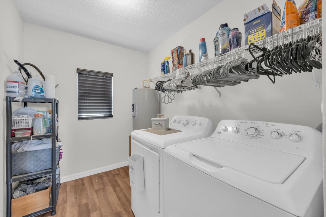 合同活跃: $374,900 (4 贝兹, 3 浴室, 1811 平方英尺)