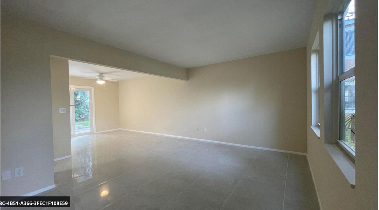 合同活跃: $1,700 (2 贝兹, 1 浴室, 1000 平方英尺)