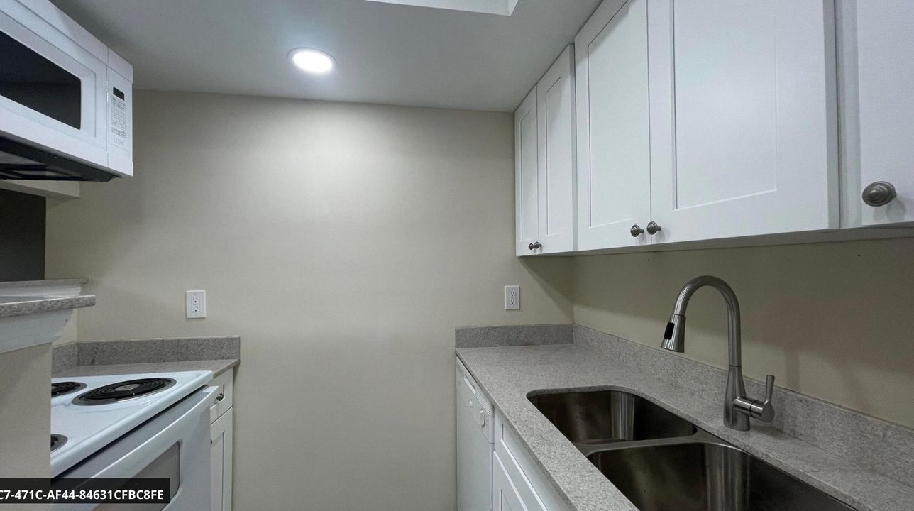 合同活跃: $1,700 (2 贝兹, 1 浴室, 1000 平方英尺)