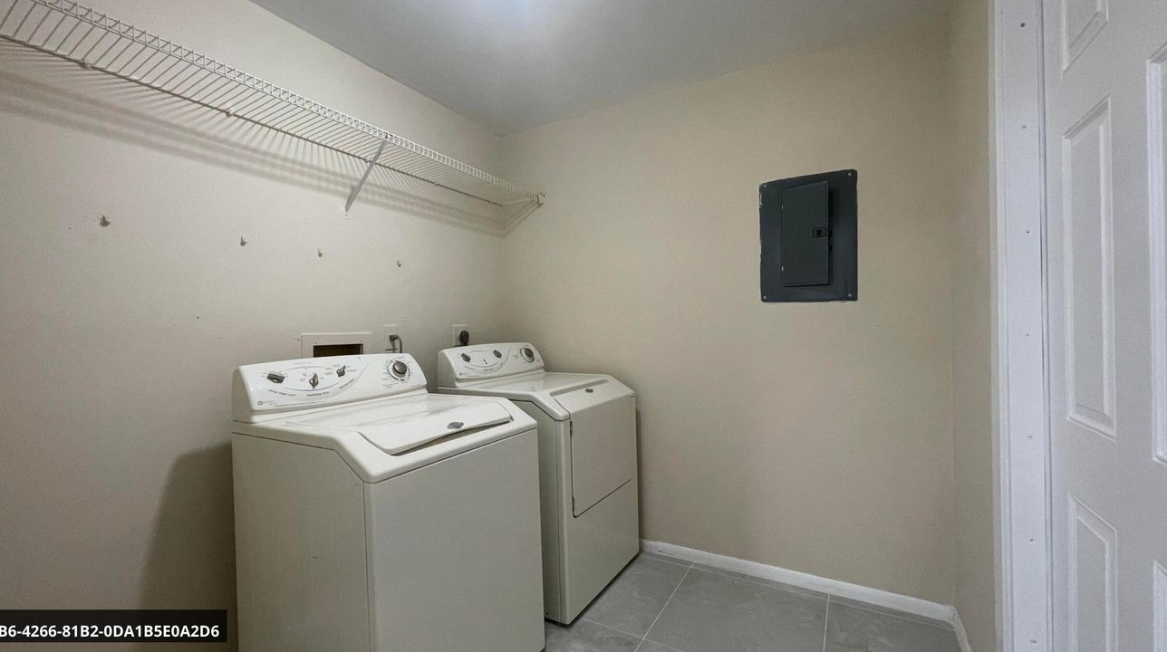 合同活跃: $1,700 (2 贝兹, 1 浴室, 1000 平方英尺)