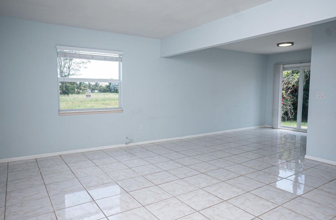 For Rent: $1,700 (2 beds, 1 baths, 1000 Square Feet)