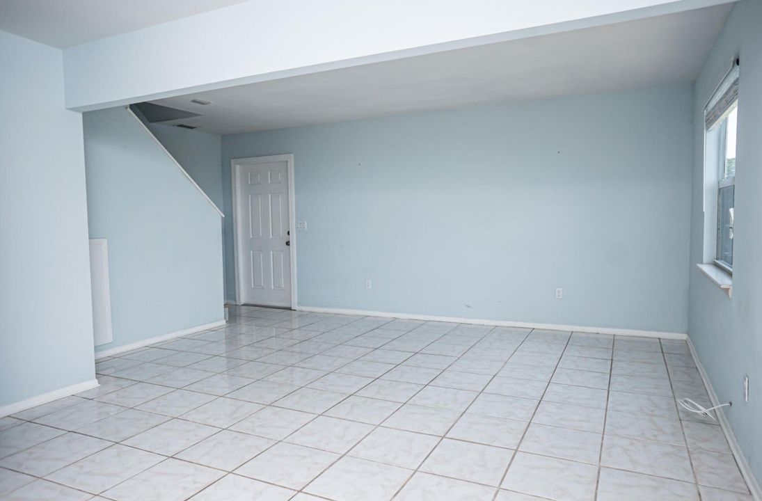 For Rent: $1,700 (2 beds, 1 baths, 1000 Square Feet)