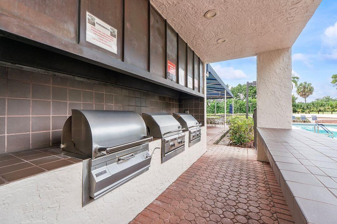 Active With Contract: $179,900 (2 beds, 2 baths, 1207 Square Feet)