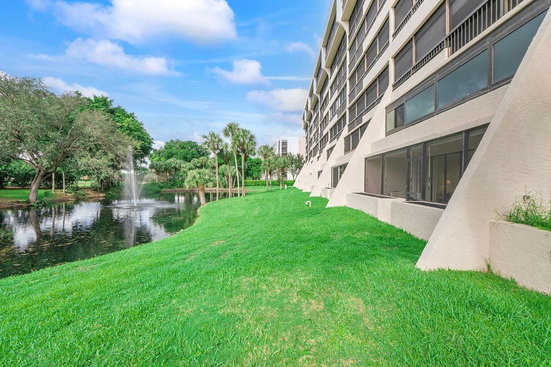 Active With Contract: $179,900 (2 beds, 2 baths, 1207 Square Feet)