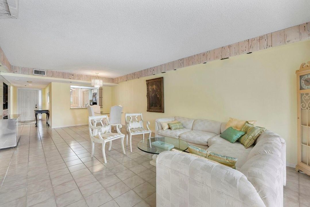 Active With Contract: $179,900 (2 beds, 2 baths, 1207 Square Feet)