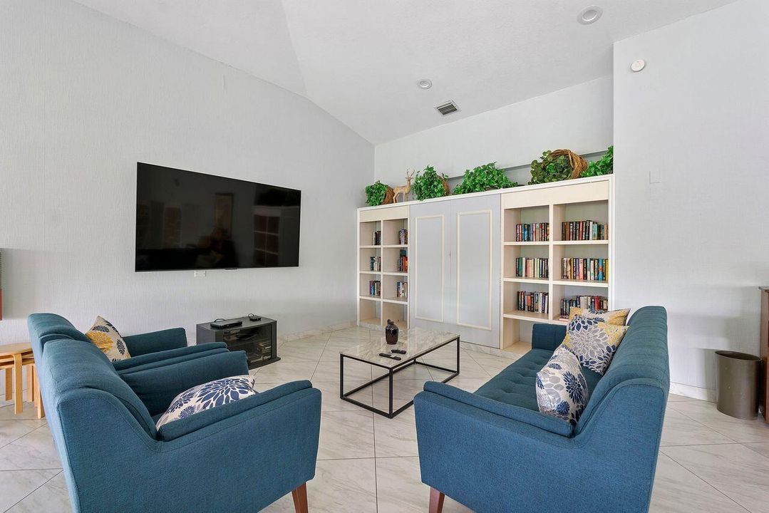 Active With Contract: $179,900 (2 beds, 2 baths, 1207 Square Feet)