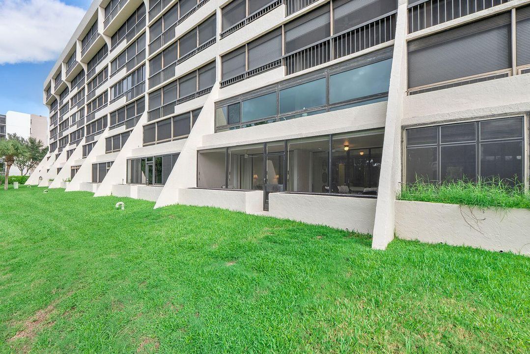 Active With Contract: $179,900 (2 beds, 2 baths, 1207 Square Feet)