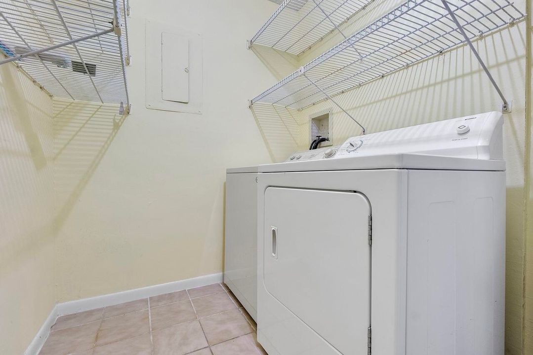 Active With Contract: $179,900 (2 beds, 2 baths, 1207 Square Feet)