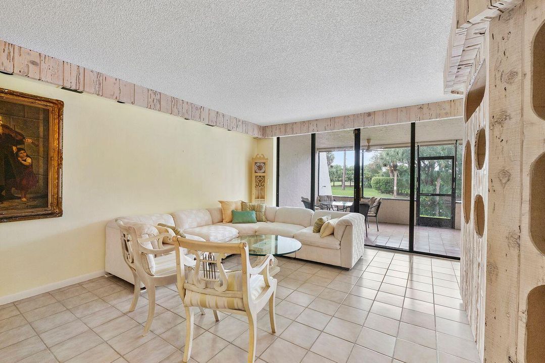 Active With Contract: $179,900 (2 beds, 2 baths, 1207 Square Feet)