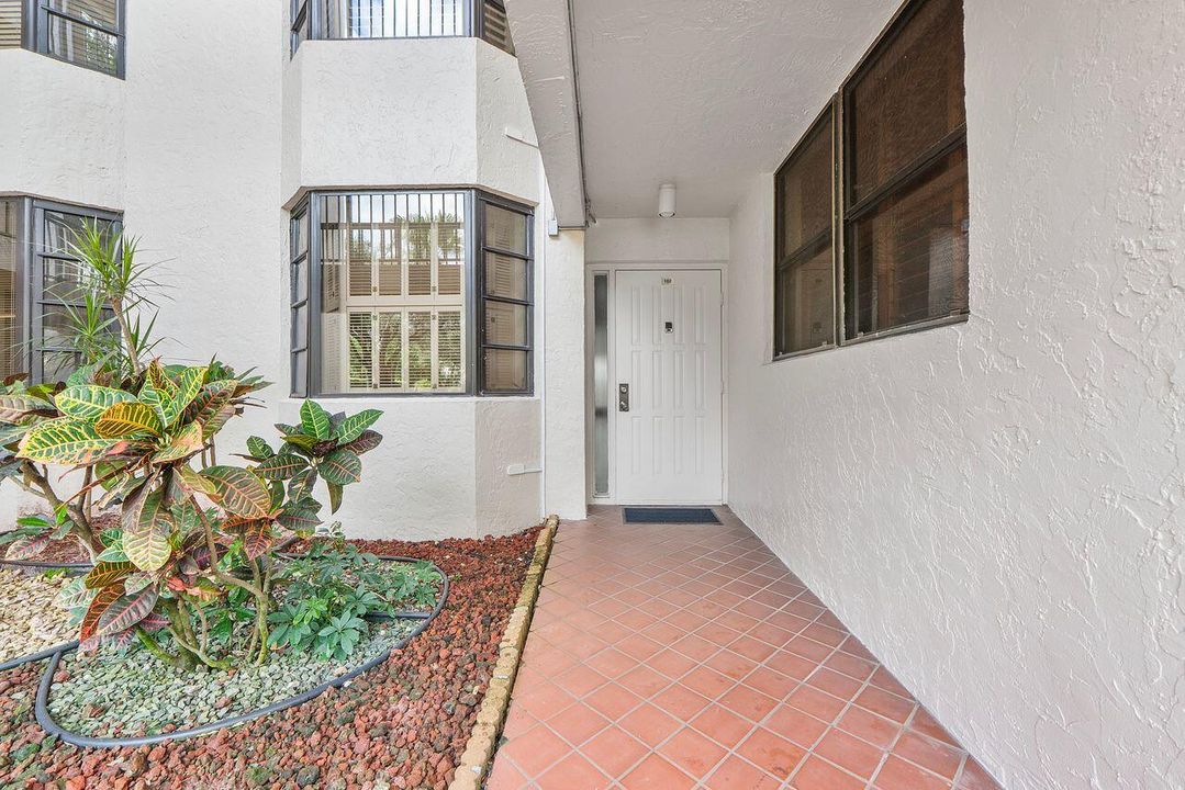 Active With Contract: $179,900 (2 beds, 2 baths, 1207 Square Feet)