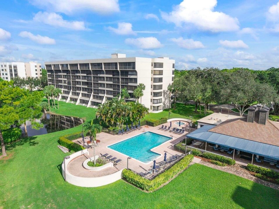 Active With Contract: $179,900 (2 beds, 2 baths, 1207 Square Feet)