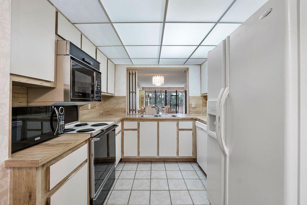 Active With Contract: $179,900 (2 beds, 2 baths, 1207 Square Feet)