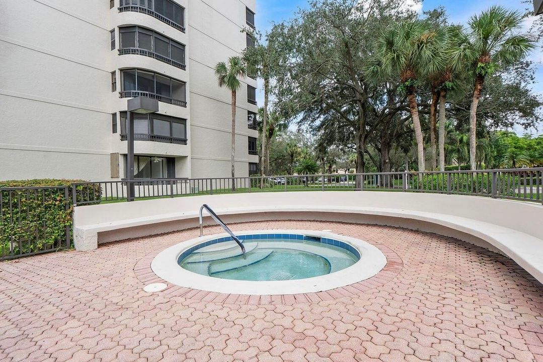 Active With Contract: $179,900 (2 beds, 2 baths, 1207 Square Feet)