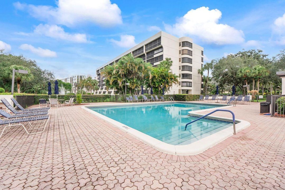 Active With Contract: $179,900 (2 beds, 2 baths, 1207 Square Feet)