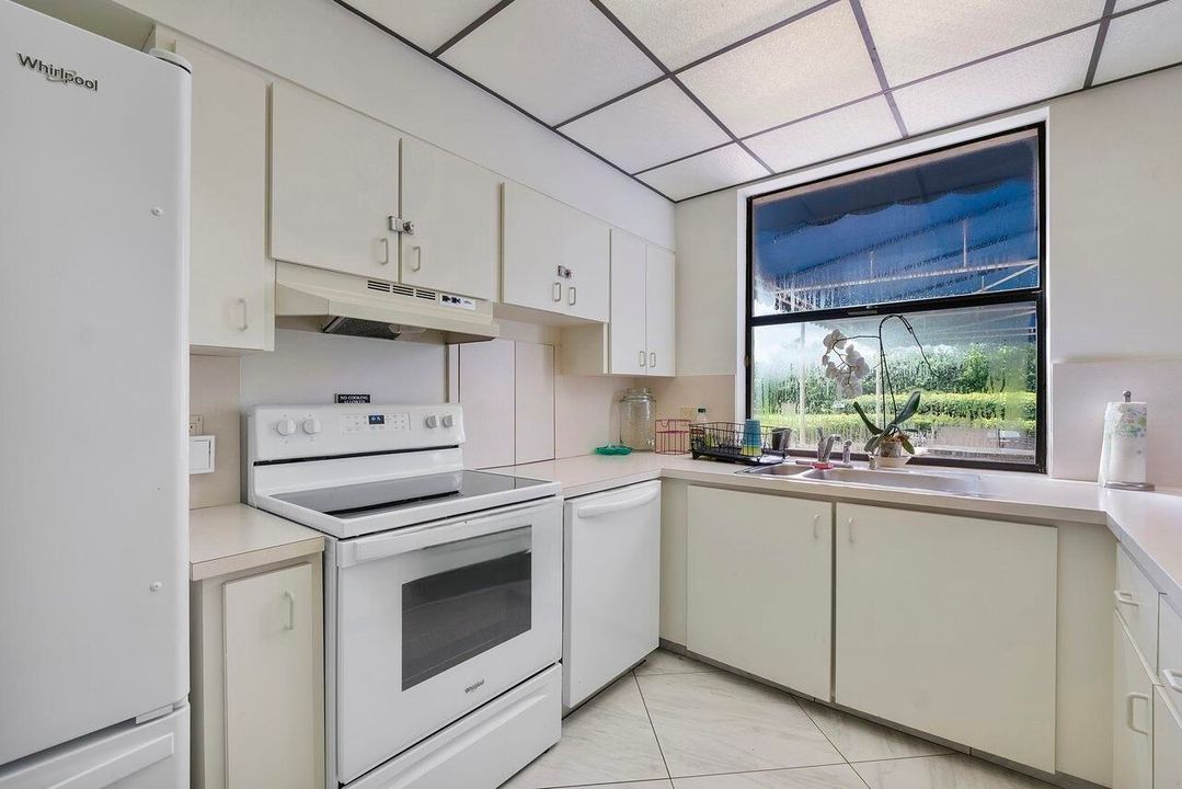 Active With Contract: $179,900 (2 beds, 2 baths, 1207 Square Feet)