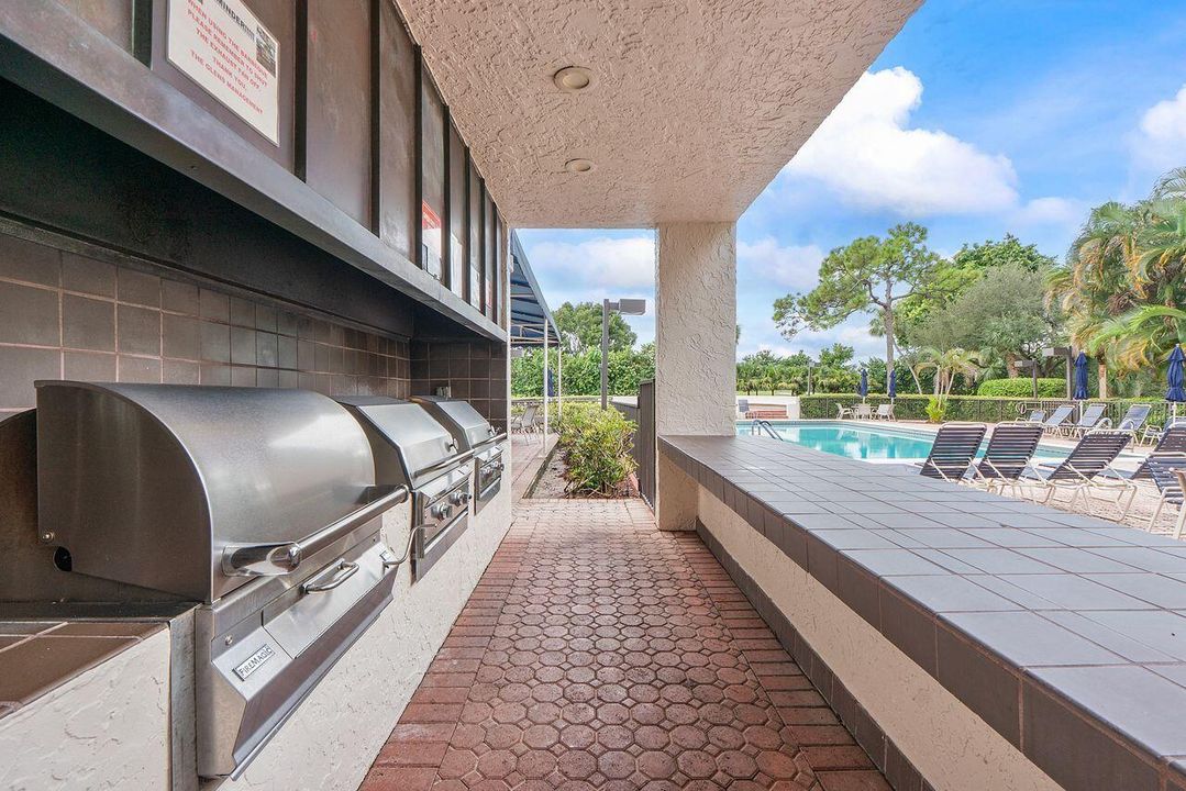 Active With Contract: $179,900 (2 beds, 2 baths, 1207 Square Feet)