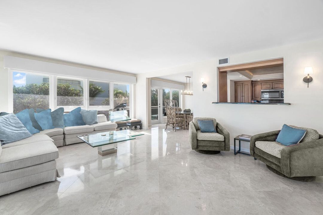 Под контрактом: $1,500,000 (3 спален, 2 ванн, 2102 Квадратных фут)