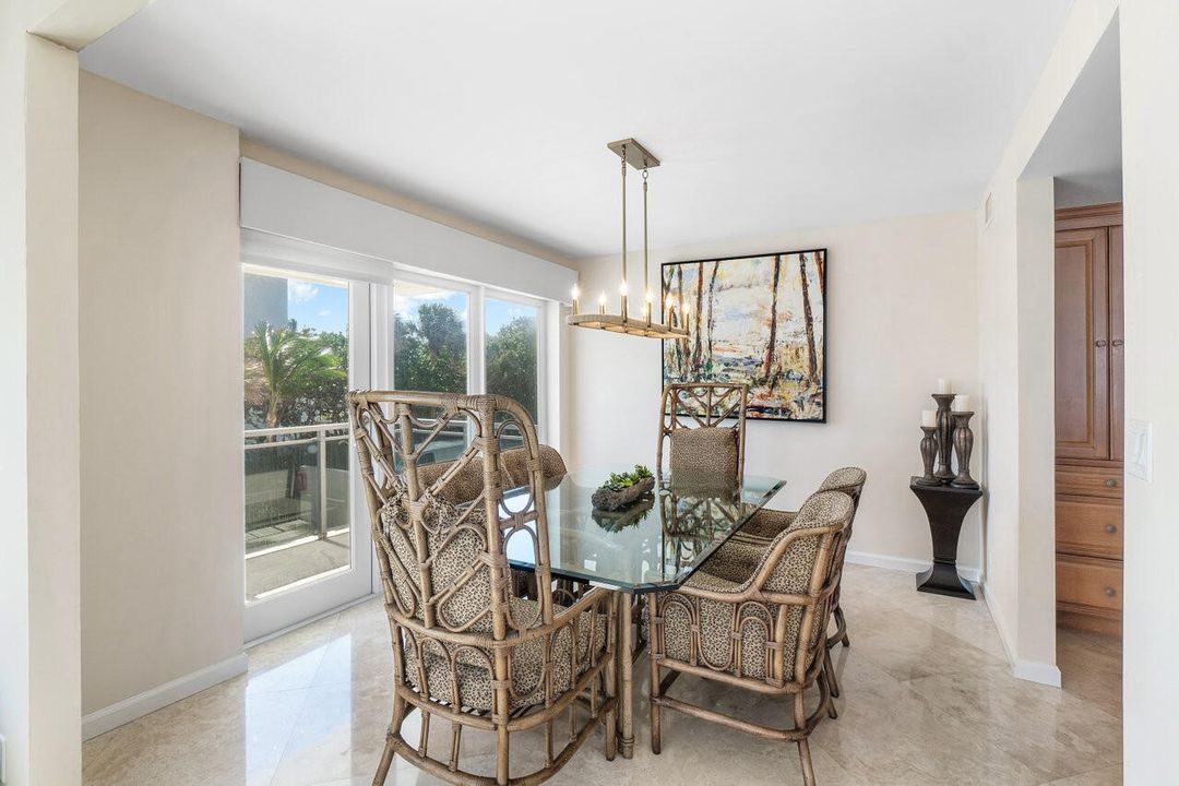 Под контрактом: $1,500,000 (3 спален, 2 ванн, 2102 Квадратных фут)