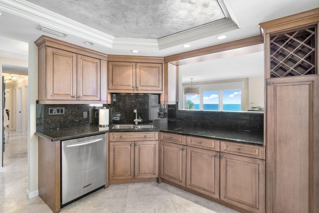 Под контрактом: $1,500,000 (3 спален, 2 ванн, 2102 Квадратных фут)