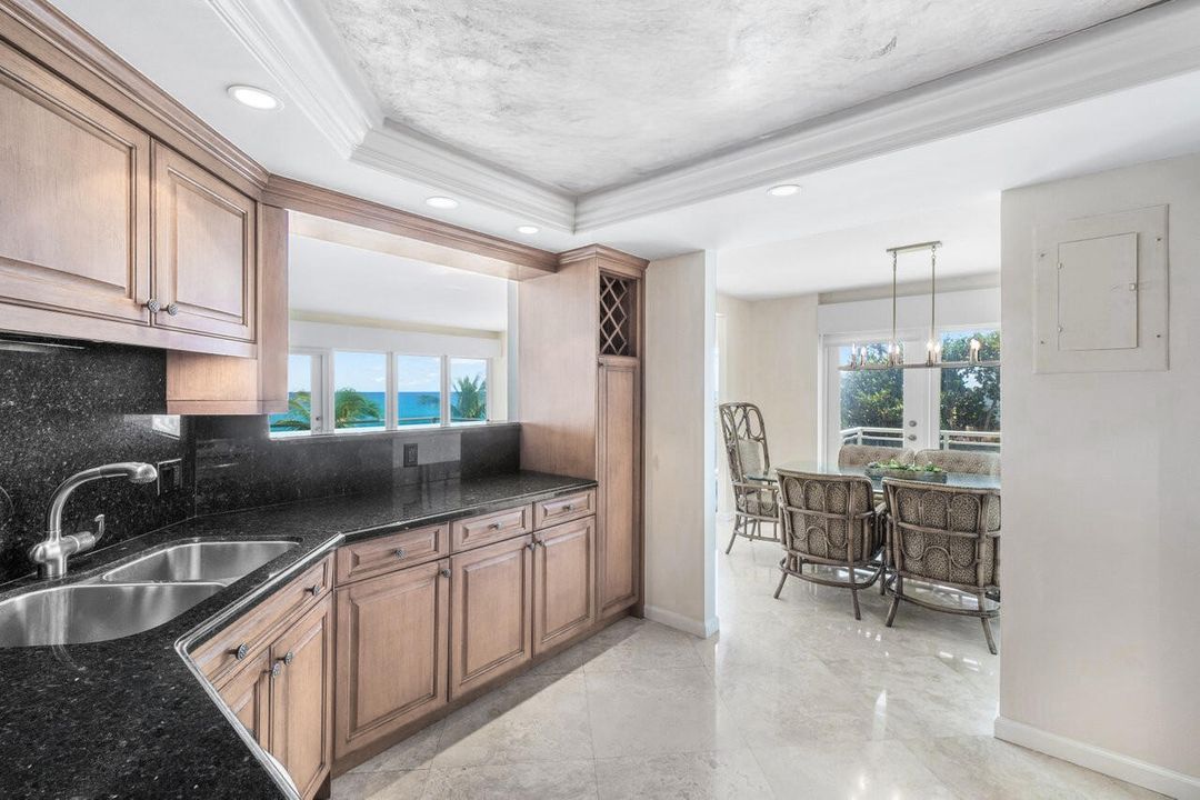 Под контрактом: $1,500,000 (3 спален, 2 ванн, 2102 Квадратных фут)