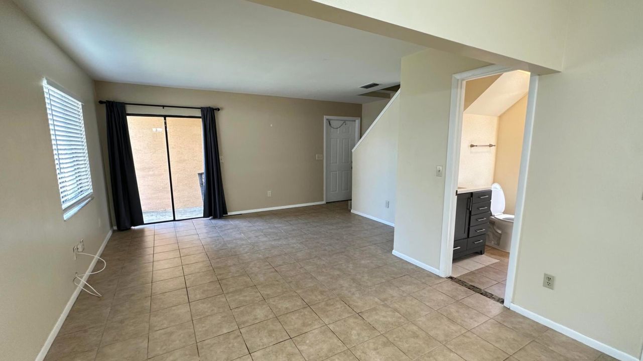 For Rent: $1,700 (2 beds, 1 baths, 1000 Square Feet)