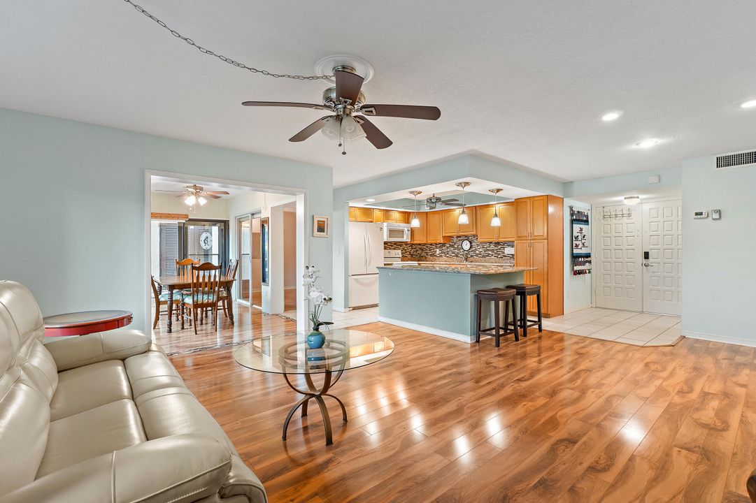 For Sale: $250,000 (2 beds, 2 baths, 1044 Square Feet)