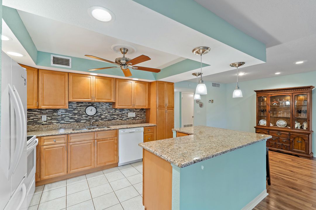 For Sale: $250,000 (2 beds, 2 baths, 1044 Square Feet)