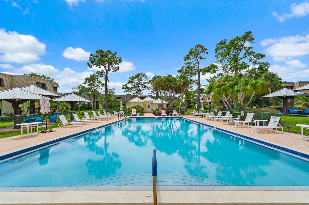 For Sale: $250,000 (2 beds, 2 baths, 1044 Square Feet)