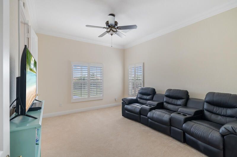 合同活跃: $699,000 (4 贝兹, 3 浴室, 3301 平方英尺)