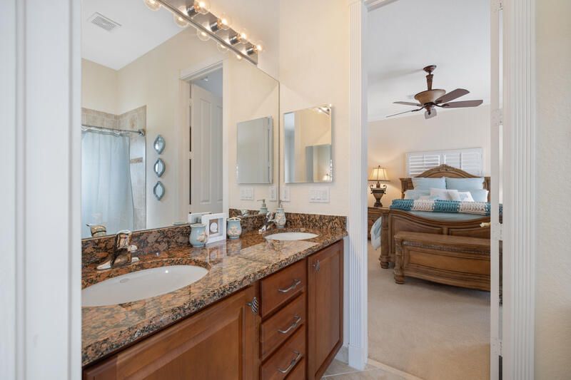 合同活跃: $699,000 (4 贝兹, 3 浴室, 3301 平方英尺)