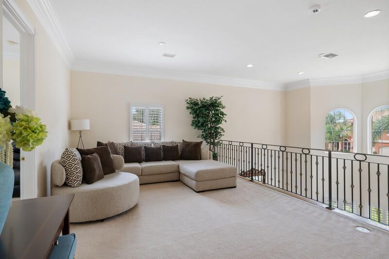 合同活跃: $699,000 (4 贝兹, 3 浴室, 3301 平方英尺)