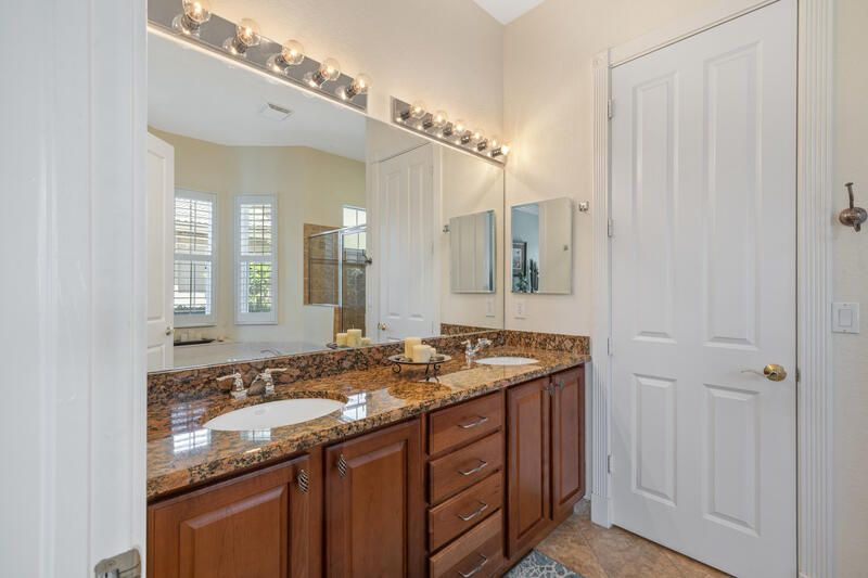 合同活跃: $699,000 (4 贝兹, 3 浴室, 3301 平方英尺)