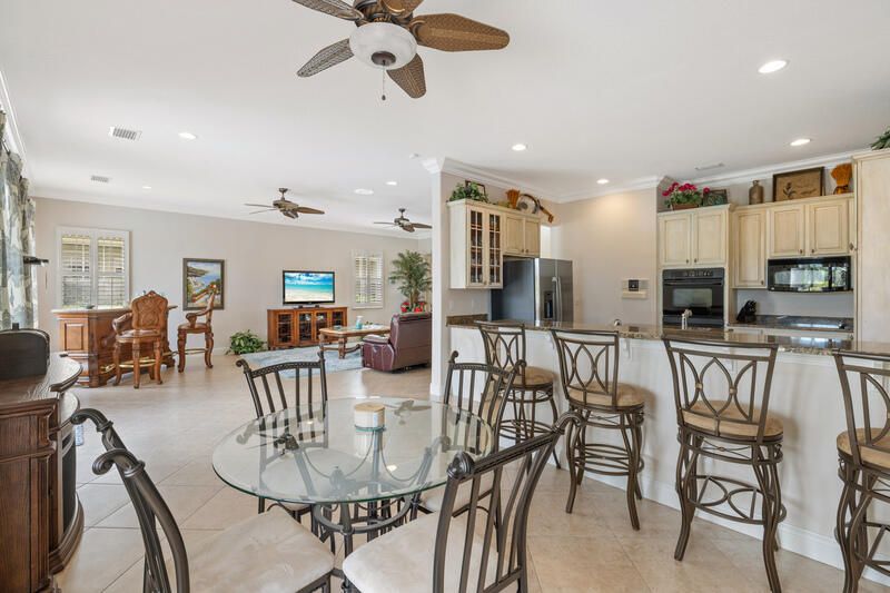 合同活跃: $699,000 (4 贝兹, 3 浴室, 3301 平方英尺)